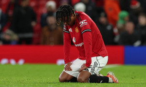 Kết quả giải Ngoại Hạng Anh: Đối thủ đánh nhau nhận thẻ đỏ, Man Utd thua sốc