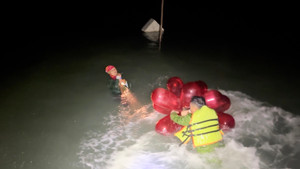 Đi bắt ốc lúc thủy triều dâng, 2 phụ nữ ôm cọc tre lênh đênh trên biển suốt đêm