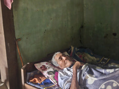 Con trai bệnh tật vẫn gắng ôm thi thể mẹ suốt đêm lũ ở Đắk Lắk