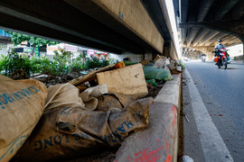 Rác thải ngập ngụa, phủ kín các tuyến đường vành đai Hà Nội
