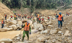 Hơn 100 người bám hiện trường sạt lở núi, tìm 2 nạn nhân mất tích