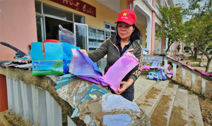 Trường học xác xơ sau lũ lịch sử, sách vở ngập bùn