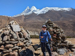 Nhà thám hiểm 9 tuổi chiến đấu với băng giá trên núi Everest để giúp người nghèo