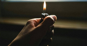 Say rượu nuốt bật lửa gas, 30 năm sau lấy khỏi dạ dày, bật lửa vẫn dùng tốt