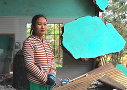 Đứa trẻ còn đỏ hỏn và 15 tiếng cùng mẹ, chị bám nóc nhà trong cơn lũ dữ