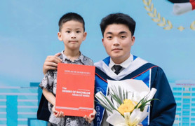 'Ông bố sinh viên' 24 tuổi và cú lội ngược dòng trở thành thủ khoa