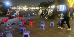 Bờ Hồ Hoàn Kiếm về đêm la liệt bàn ghế quán cóc, vỉa hè bị lấn chiếm