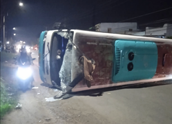 Lật xe chở công nhân ở Tây Ninh, hơn 10 người nhập viện