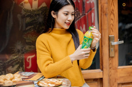 Nhấp trà, giải nhiệt, sống tự do: Bí kíp thư giãn, giảm stress của Gen Z