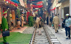 Hà Nội dẹp cà phê đường tàu, dân mạng hy vọng hết cảnh 'cứ dẹp xong lại bày ra'