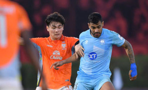 Ngoại binh bắt hụt bóng, CLB Nam Định thua đau đội bóng Thái Lan