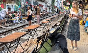 Sau giải tỏa, phố cà phê đường tàu Thủ đô nhộn nhịp, bàn ghế tràn sát đường ray