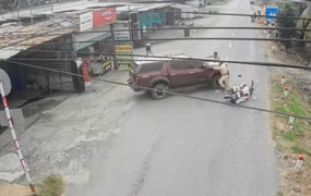 Tài xế xe bán tải liều lĩnh húc ngã mô tô đặc chủng của CSGT rồi bỏ trốn