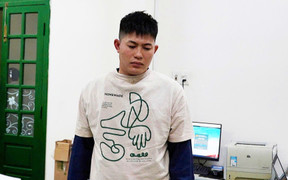 Bắt khẩn cấp người đàn ông ôm 2 con nhỏ nhảy cầu tự tử