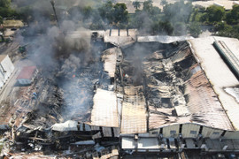 1 ngày sau hoả hoạn, tàn lửa vẫn âm ỉ ở công ty bỉm Bắc Ninh