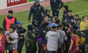 Hỗn chiến bóng đá Nam Mỹ: 17 thẻ đỏ, HLV trưởng nhập viện