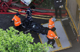 Xót xa cảnh đưa cả trăm thi thể khỏi chung cư cháy rụi ở Hong Kong