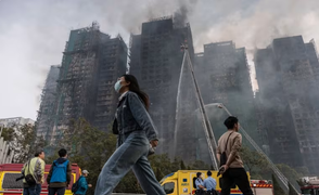 Rơi nước mắt chờ tin người thân mất tích trong vụ cháy chung cư Hong Kong