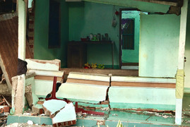 Cận cảnh đất nứt, nhà bị xé toạc khiến 35 hộ dân ở Đắk Lắk tháo chạy trong đêm