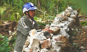 Người dân kể khoảnh khắc kinh hoàng khi đất sụt dưới chân, nước phun lên, đất rung lắc muốn nuốt chửng người