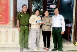 Phát hiện hàng nghìn USD trong túi đồ cứu trợ, người phụ nữ tìm khổ chủ trả lại