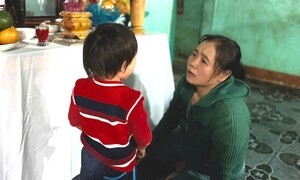 Người vợ trẻ ôm hai con nhỏ giữa căn nhà sau lũ: 'Sao anh nỡ bỏ mẹ con em…'