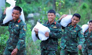 Khoảnh khắc đẹp: Bộ đội Cụ Hồ chung tay vá đê, giữ làng cho người dân Gia Lai