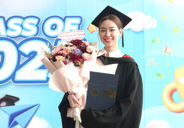 Hoa hậu Lê Nguyễn Bảo Ngọc nhận bằng tốt nghiệp đại học loại giỏi