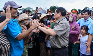 Thủ tướng Phạm Minh Chính thăm người dân tại 'rốn lũ' Đắk Lắk 