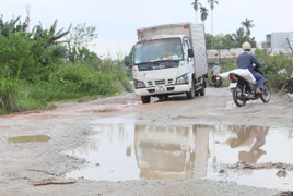 Ổ voi, ổ gà chi chít trên tuyến đường làm gần 1 thập kỷ chưa xong ở Quảng Ngãi