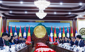 Tổng Bí thư Lào - Việt Nam chứng kiến Lễ trao văn kiện hợp tác