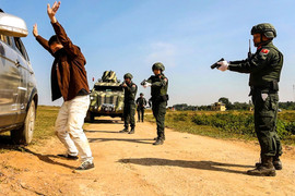 Cảnh sát gìn giữ hòa bình diễn tập chống khủng bố, bảo vệ yếu nhân