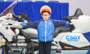 Học sinh Hà Nội thích thú trải nghiệm làm cảnh sát, điều tiết giao thông