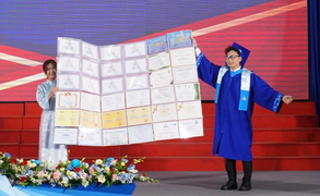 'Kho báu' của thủ khoa Bách khoa TP.HCM gây sốt tại lễ tốt nghiệp