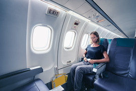 Vì sao không phải ai cũng được ngồi ghế cạnh cửa thoát hiểm trên máy bay?