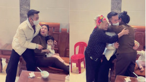 Clip mẹ bật khóc khi con trai đi Nhật 4 năm bỗng về lén ôm mình gây xúc động