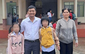 Bé gái bị cha xích chân, nhốt trong phòng bẩn thỉu được đến trường