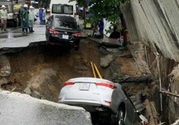 'Hố tử thần' xuất hiện giữa trung tâm Đà Nẵng, 'nuốt chửng' ô tô