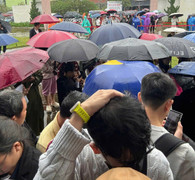 Gần 700 người đội mưa, chen chân tranh 41 suất nhà ở xã hội ở Đà Nẵng