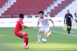 Cận cảnh trọng tài 'bẻ còi', U22 Việt Nam ghi bàn gây tranh cãi