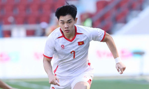 Trọng tài 'bẻ còi' gây tranh cãi, U22 Việt Nam vất vả thắng Lào