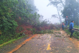 Đèo Gia Bắc ở Lâm Đồng xuất hiện thêm nhiều điểm sạt lở, hơn 20 ô tô mắc kẹt