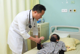 Cha mẹ bỏ qua các dấu hiệu cảnh báo, bé 14 tuổi bị đột qụy não giữa lớp học