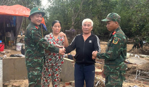 Hỗ trợ xây nhà sau lũ, chiến sĩ công binh nhặt được vàng và trả lại cho dân