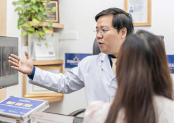 Cô gái đỏ rát mặt những ngày Hà Nội mù mịt bụi mịn