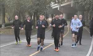 Video: Tổng thống Pháp chạy bộ vào buổi sáng tại công viên Trung Quốc