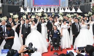 Khoảnh khắc 80 cặp uyên ương cùng tiến vào lễ cưới bên hồ Gươm