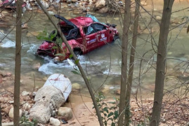 Xe tải mất phanh húc ô tô bán tải chở 4 người từ cao tốc xuống suối