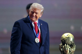 Tổng thống Mỹ Donald Trump nhận giải thưởng lạ chưa từng có của FIFA