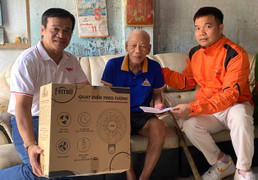 VOV tặng quà cho bà con vùng lũ Đắk Lắk